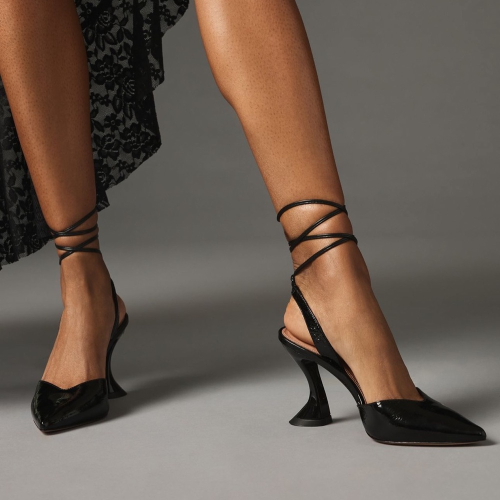 Vicenza Tie-Up Patent-Leather Flare Heel Black 7 US / 38 EU. Mid Heel Point Toe.